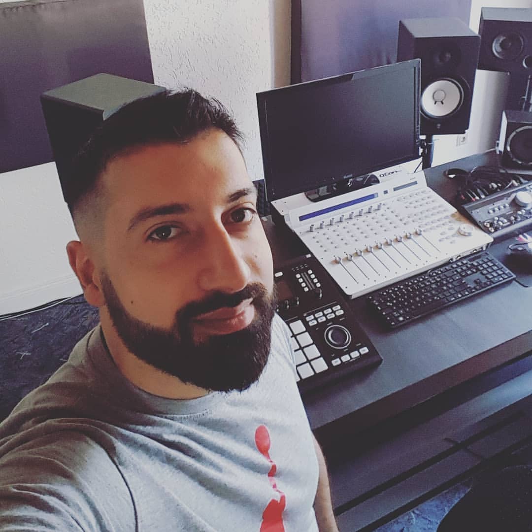 Dennis Reise als Musikproduzent startet in seinem selbst eingerichteten Tonstudio