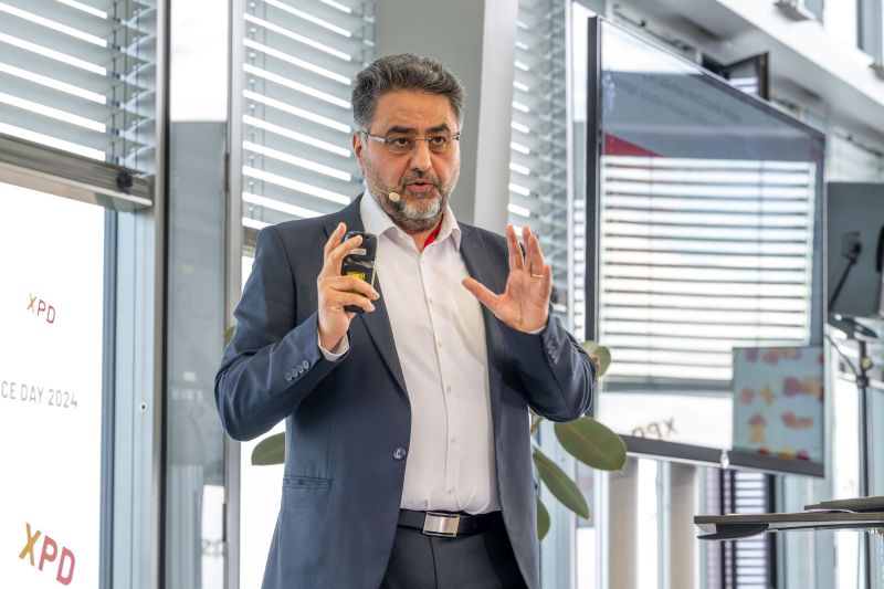 Abboud bei seiner Arbeit als Compliance Manager bei der DB Cargo AG