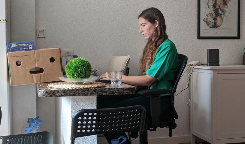 Corinna am endlosen Bewerbungen schreiben. Die Kiste ist die Sparvariante eines Laptopstands, um einen guten Blickwinkel mit der Laptopkamera für Interviews zu haben ;-). Ja, auch eine Meerjungfrau muss Bewerbungen schreiben.