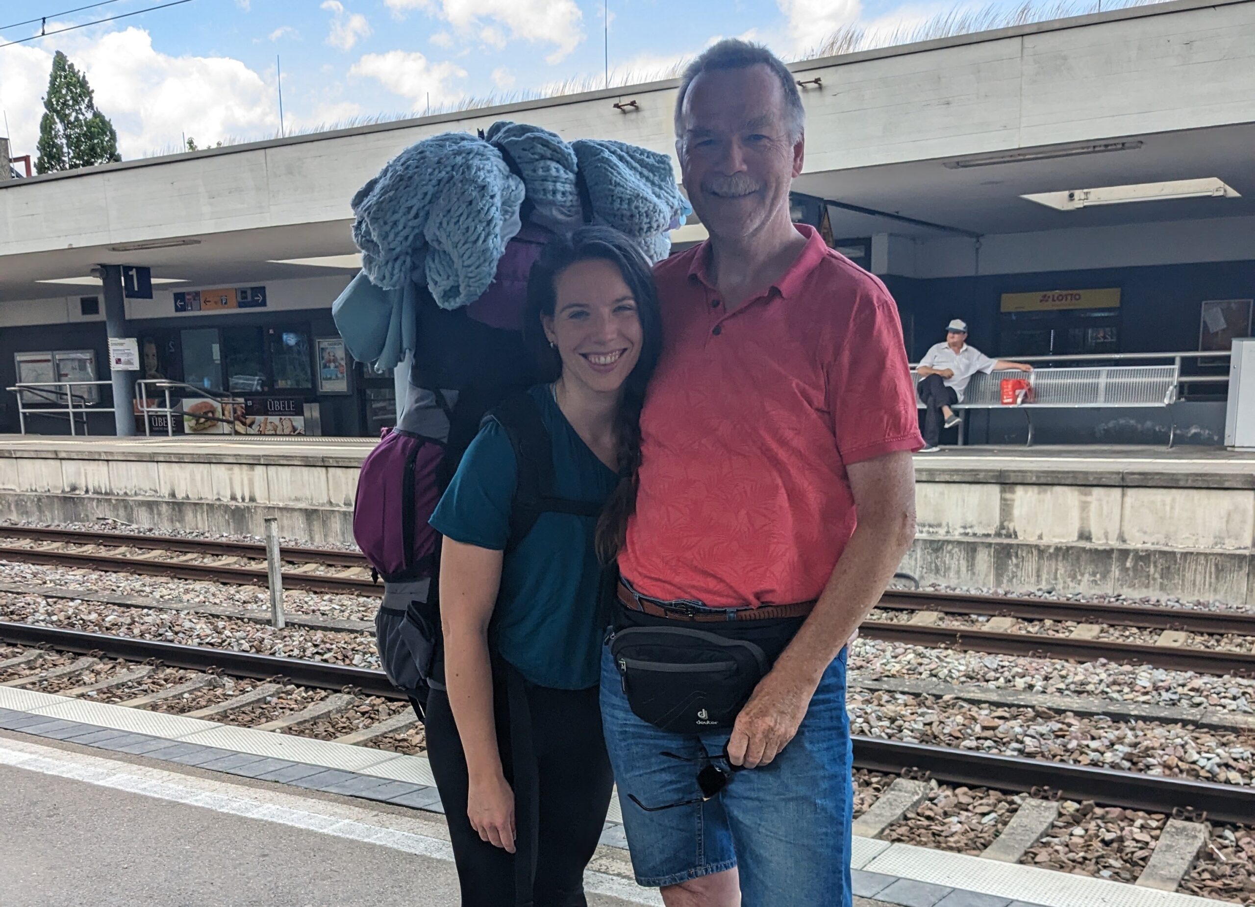 Corinna mit ihrem Vater an einem typischen deutschen Bahnhof :)