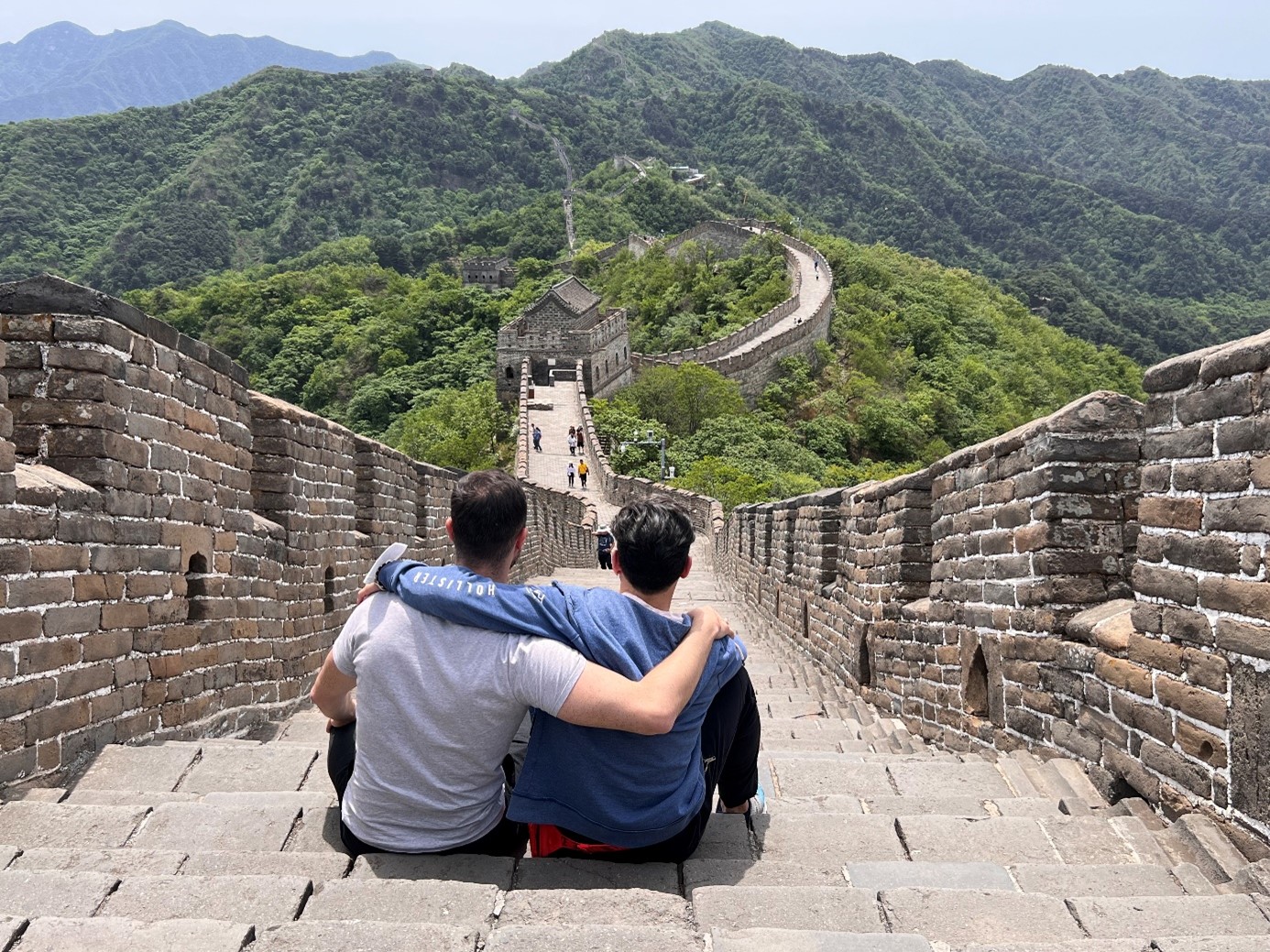 Serdar und Aziz auf der Chinesischen Mauer, 10 Jahre nach dem ersten Treffen bei unserem Auslandsaufenhalt in San Diego