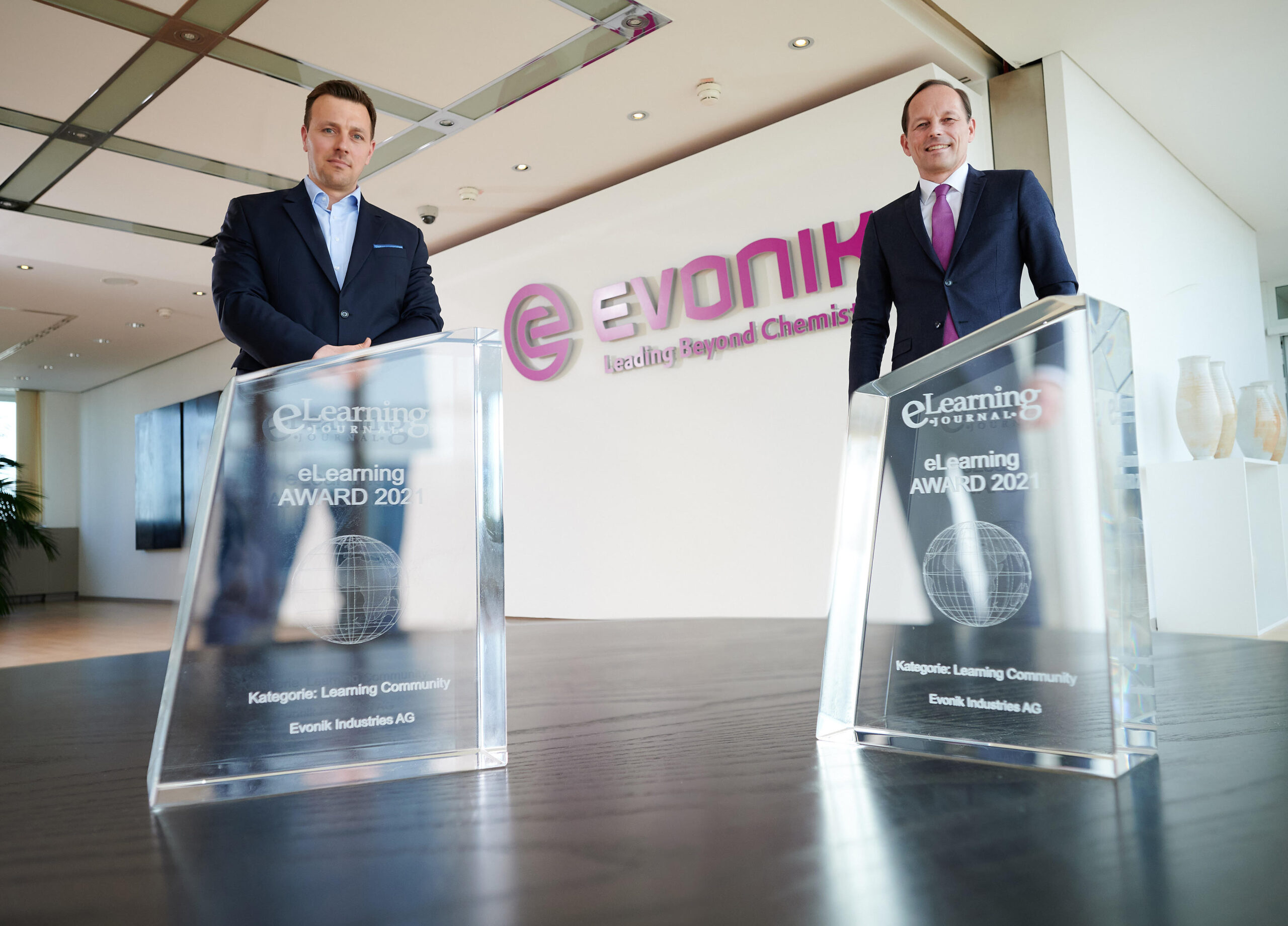 Marco und Personalvorstand Thomas Wessel mit dem eLearning Award für die beste „Learning Community“ – Die Evonik Lernstunde