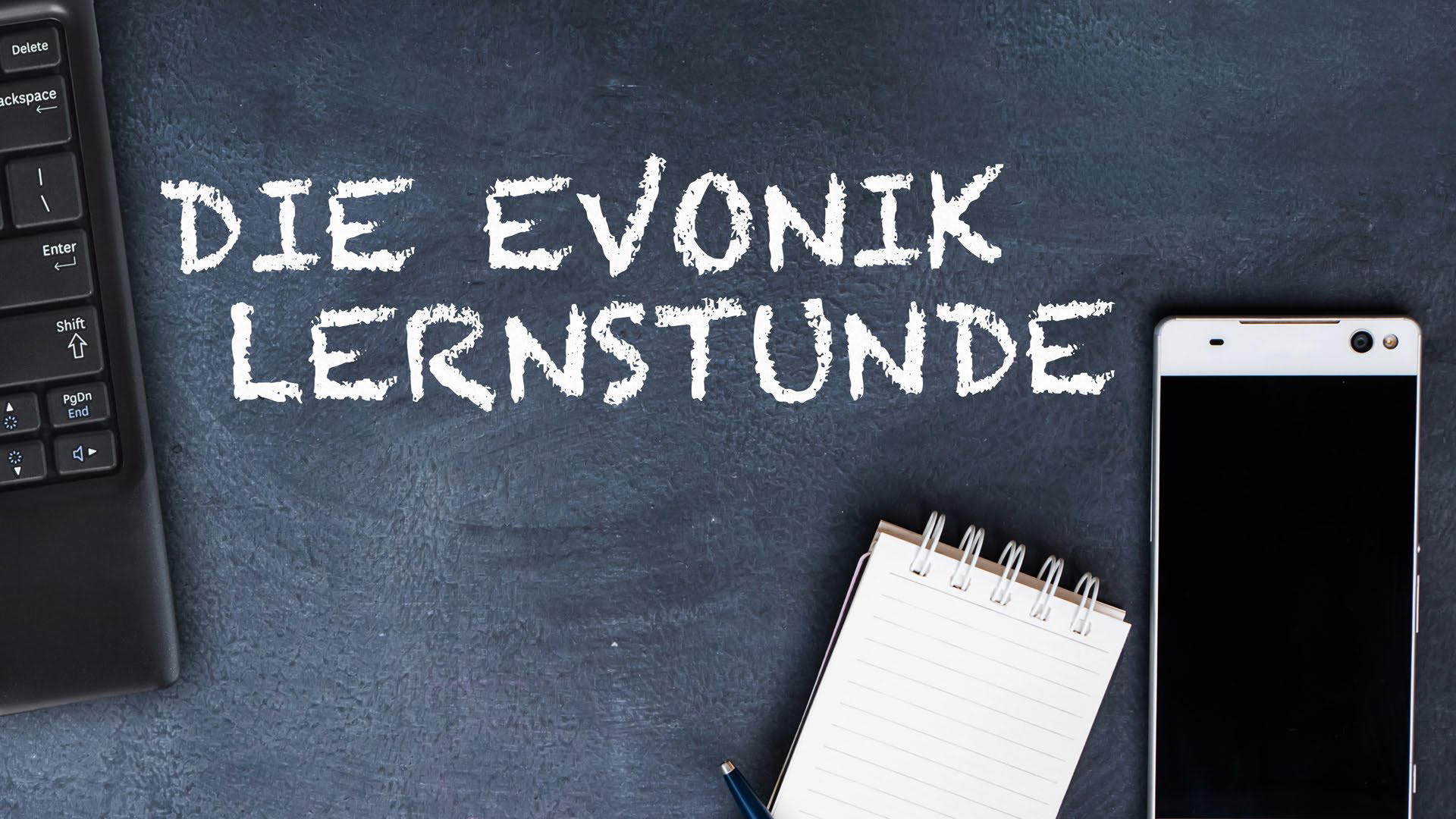 Das Titelbild der Evonik Lernstunde mit Tafel und Kreideschrift