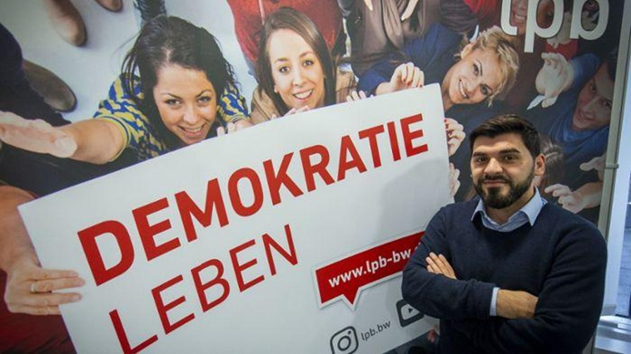 Vatan Ukaj während seiner Zeit bei der Landeszentrale für politische Bildung mitten drin in den Bemühungen, junge Leute für das Wählen und für die Demokratie zu gewinnen (2019)